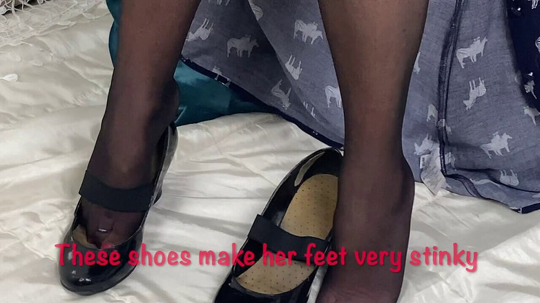 Mr MF: I piedi della signora matura gioca con il suo giocattolo