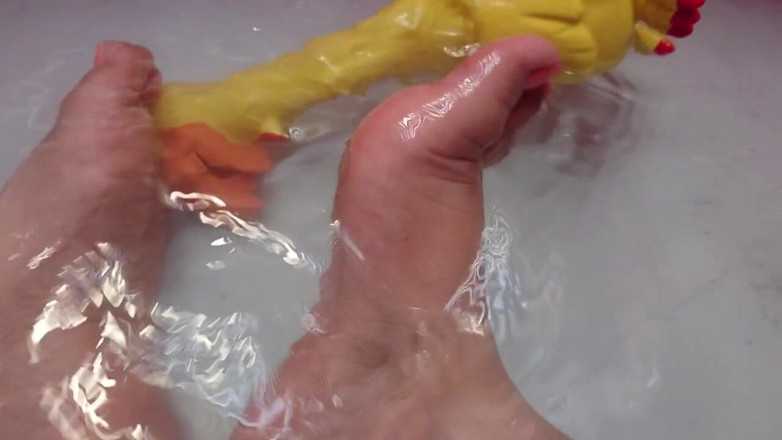 DanaDom20: Jugando en el agua mith mis pies
