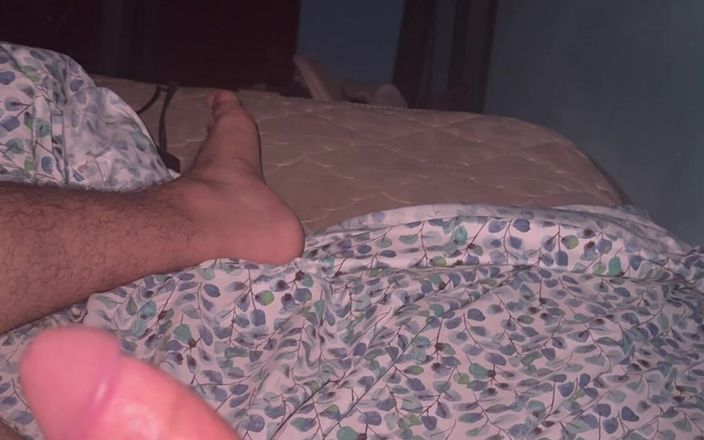 Brian25503: Masturbando-se sozinha no meu quarto