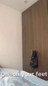 Io E La Mia Amica Ci Godiamo Il Suo Feticcio Di Umiliarmi Con I Suoi Piedi E La Giacca Di Pelle