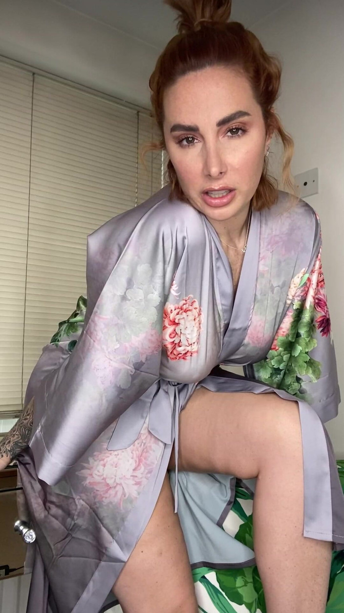 Paige Turnah: Paige te atrapó en su habitación oliendo sus bragas