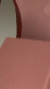 Pink Foxx bengelt haar muilezels en pronkt met voeten