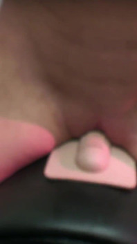 Blonďatá kočka jezdí na Sybian a tvrdě saje tlustého ptáka