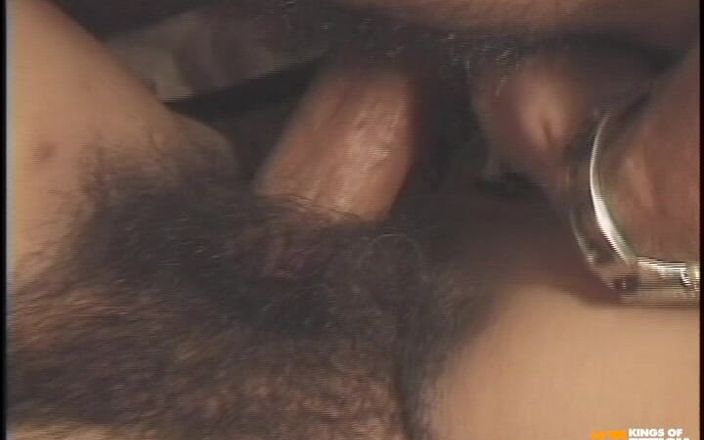 Pregnant and Horny: Збуджений чувак облизує і грає з мокрим кущем своєї вагітної дружини, перш ніж накачати її глибоко