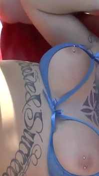 Wytatuowana milf dziwka gangbanged przez hordę kogutów - Kąpiele w tryskających spust obciążenia