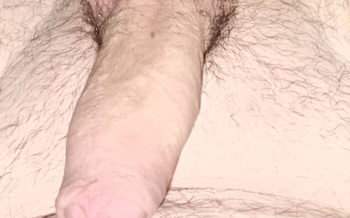 Hornygino: 我狠狠地抽插我的鸡巴，直到我射在镜头前