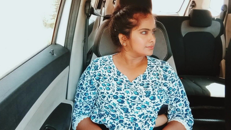 Your Arya: Une bhabhi indienne excitée à gros nichons se masturbe avec son...