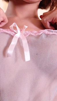 Ladyboy bella streichelt und kommt