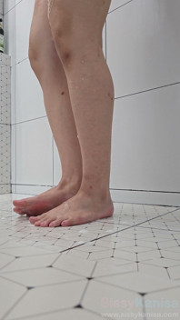 Sissy Kanisa se doigte le trou du cul en prenant une douche