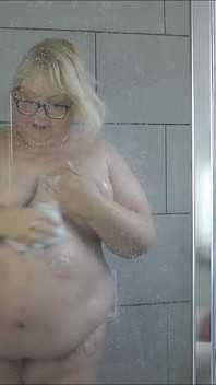 Lexie limpia en la ducha