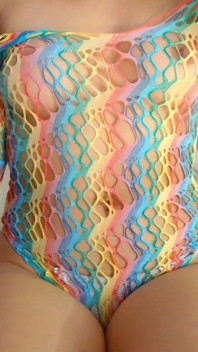 Bellealiz yang cantik dalam pakaian renangnya yang berwarna-wartawan