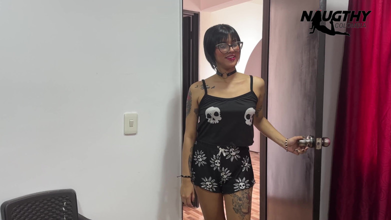 NaughtyColombia: Orta yaşlı seksi kadın ve dövmeli genç kız arasında lezzetli...