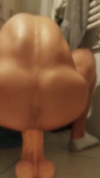 U mé kamarádky jí ukradla kalhotky a dojela na nich k orgasmu, Bathroom.mp4