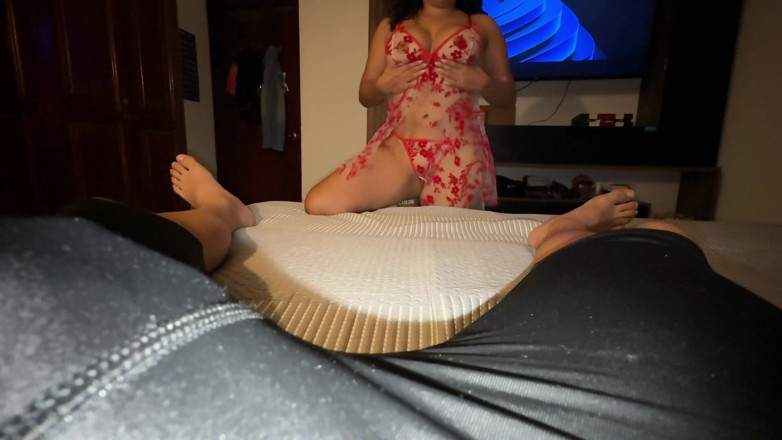 SENSESEX: Ibu tiriku tiba-tiba datang ke kamarku untuk memompa susuku