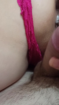Dolce ragazza in mutandine rosa viene in posizione cowgirl