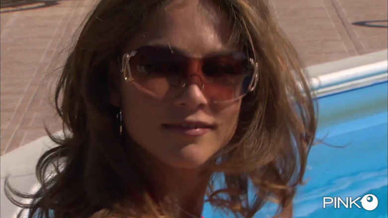 Pinko Club: Roberta Gemma în piscină vrea pulă