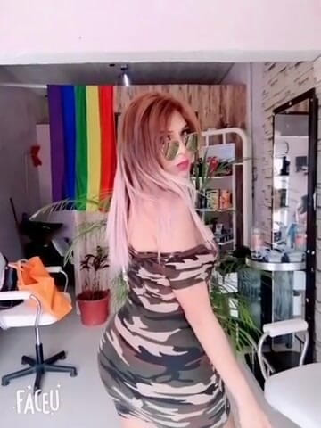 Barbietransxxxx: Waria pamer toket di depan semua pria di alun-alun