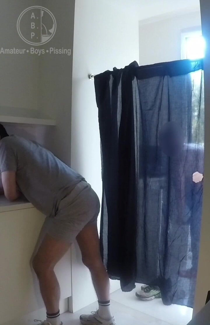AmateurBoysPissing: 2 Chicos Amateurs Jugando En La Cocina Y Meando