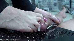 Homemade_Handjob: 풋잡을 하는 오줌싸기