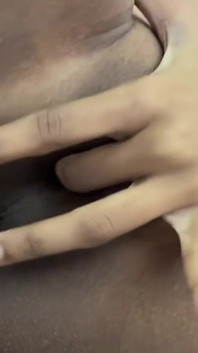 Während ich Videos allein zu hause anguckte, ging ich in eine sexbar und steckte meinen finger in meine muschi, meine muschi stieg.