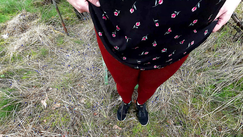 Bouncy Tits Action: 在狩猎站抽打她的乳房