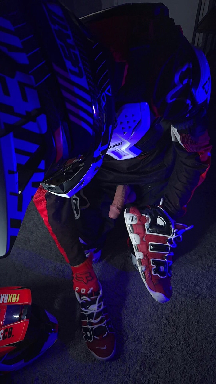 Sneakersmax98: Geile bikerin spielt mit seinem schwanz