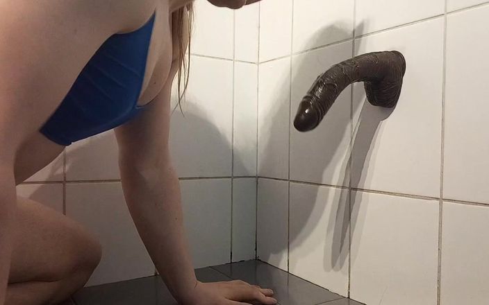 Elise Woods: Sissy nimmt dildo in einem doggystyle tief in den hals,...