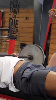 Dając mojemu instruktorowi fitness kremówka BBC na siłowni