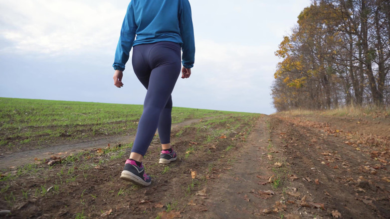 Teasecombo 4K: Une MILF au beau cul se balade dans un pantalon...