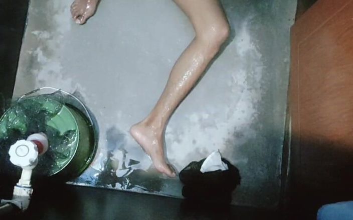 Indian BBC: Ma demi-sœur me voit pendant son bain à poil. Elle regarde...
