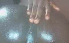 看我眨眼，手指我的屁股张开。我需要一根大鸡巴插我的菊花