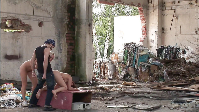 Sex All Together: 金发女郎被两个愿意的大鸡巴操菊花