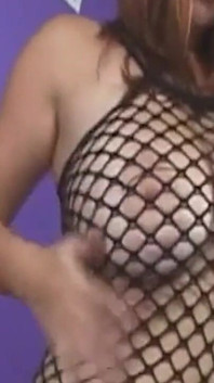 İri göğüslü orta yaşlı seksi kadın büyük göğüslerini sıkıyor ve parmakları amını damlatıyor