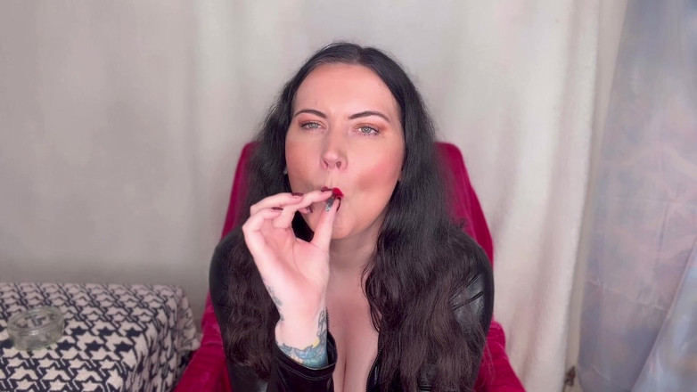 MissFFW: Miss ffw lagi asik muasin memeknya pakai rokok