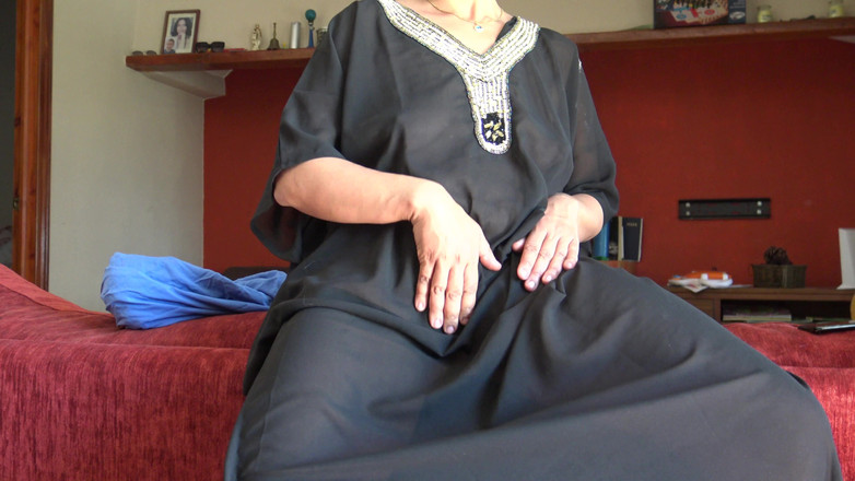 Souzan Halabi: Єгипетська бісексуальна дружина 55 років. Дуже волохата арабська пизда!!