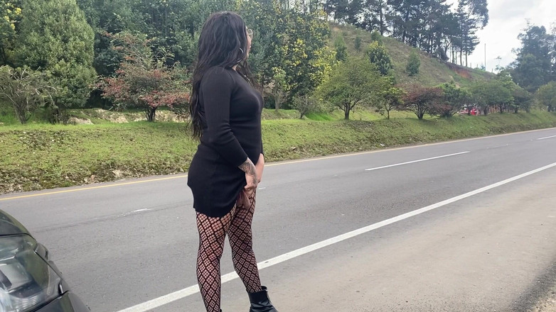 JessieRoss: 在高速公路上撒尿
