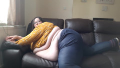 SSBBWLadyBrads: Grandota culona muestra el vientre en el sofá