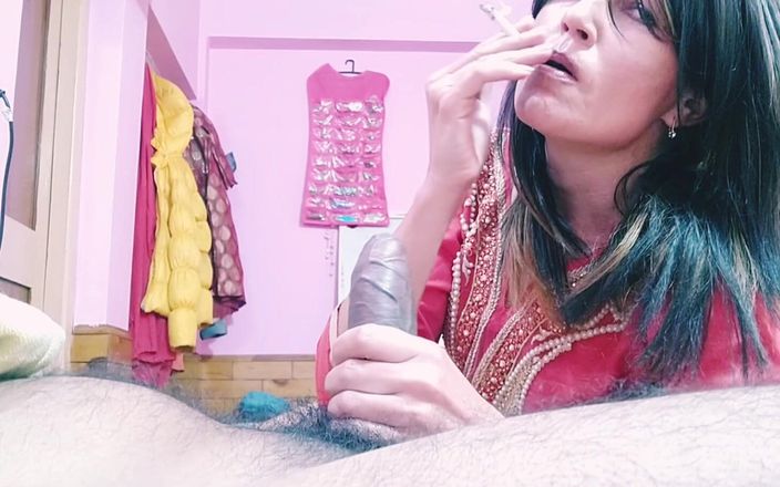 Bolly Karma: O mamă sexy drăguță atinge pula și se joacă în timp ce...
