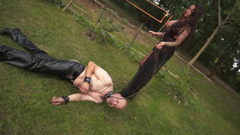 BDSM Fetish Deutschland: Sado-maso - sclavi sexuali bărbați sunt biciuiți de stăpână