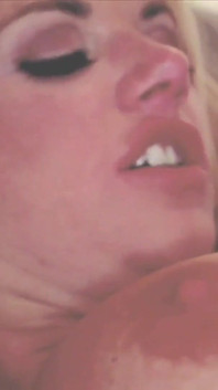 Vicky Vette seksi sarışın orta yaşlı seksi kadın büyük bir yarakla sikişiyor
