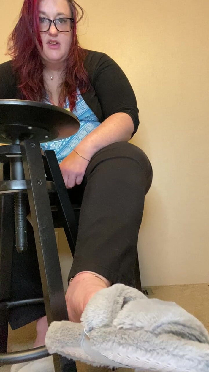 BellaBlast: Dominazione in ciabatte: umiliazione di piedi bbw come poggiapiedi