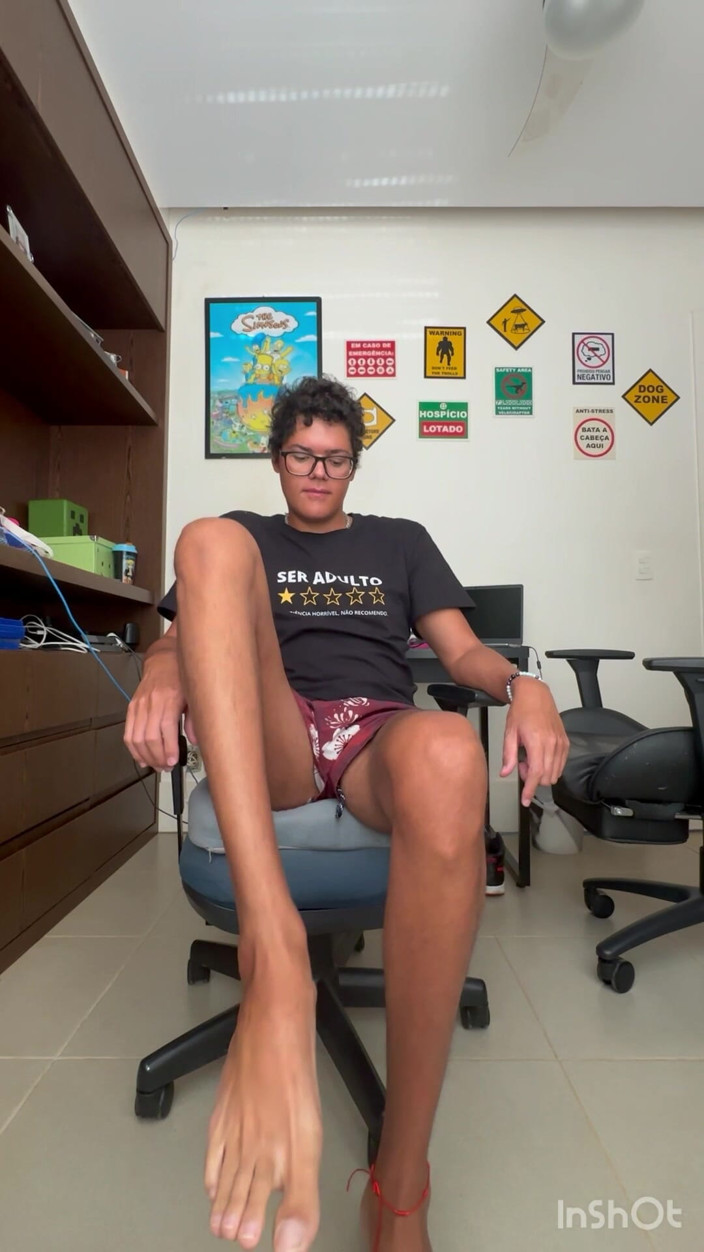 Boy feet: 02- Tubuh, zakar dan kaki muda saya
