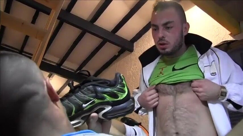 Sneaker gay: Macanao Torres šuká dvojčata ve sportovní místnosti