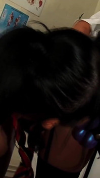 La professeur Jasmine Black utilise un gode ceinture pour baiser la chatte étroite de Cindy Behr sur son bureau
