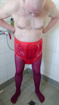 Cewek sange dengan stoking seksi ini lagi asik muasin memeknya pakai stoking ketat