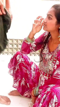 Heißes indisches mädchen in traditionellem kleid lutscht und wird von hinten gefickt