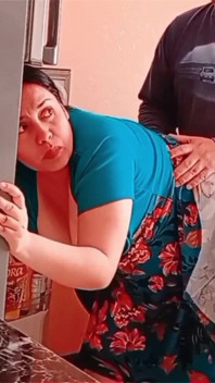 Cewek sange ini ke kulkas dan mergokin cewek ini ngentot di dapur
