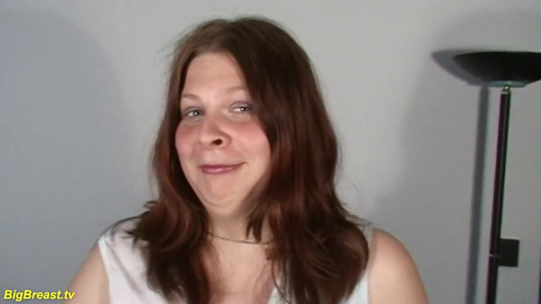 Big Breast: Una teen bbw arrapata rossa gioca con le sue tette...
