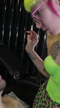 Dominatrix alternatif menggunakan male sub sebagai human ashtray