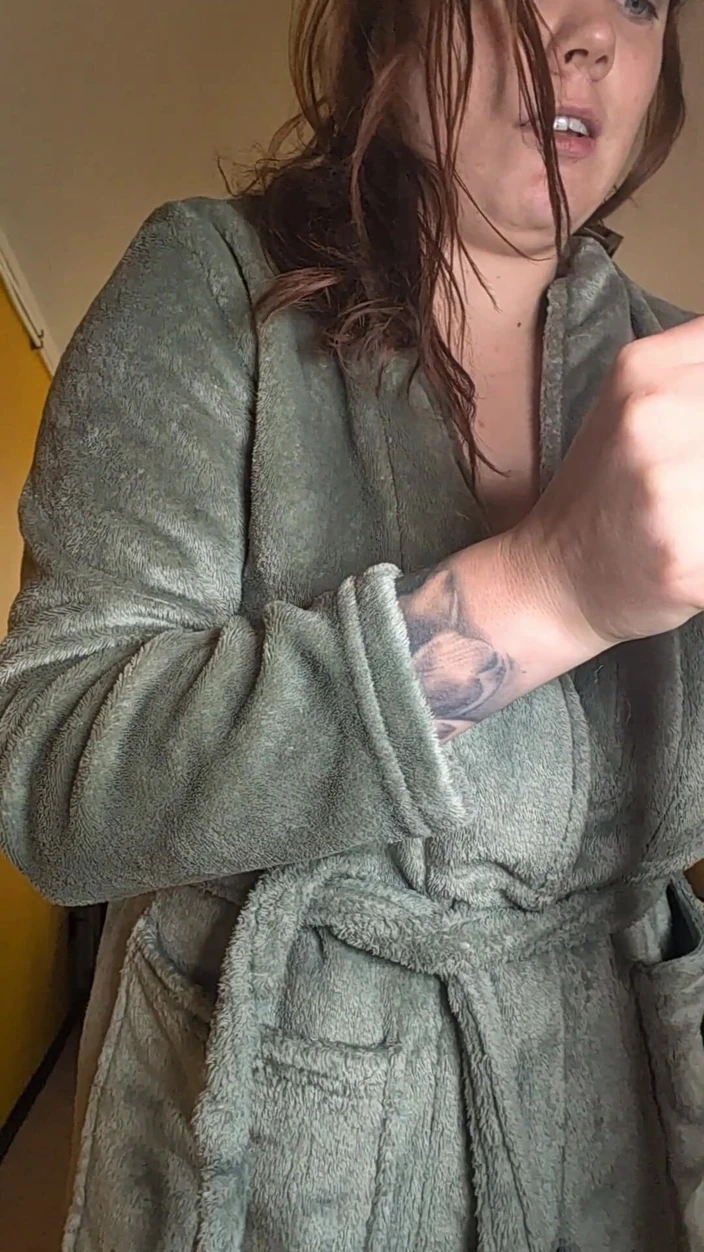 Bastet: Тебе нравится наблюдать, как твоя мамочка примеряет нижнее белье? Зацени ее огромные сиськи и трусики на ее киске.